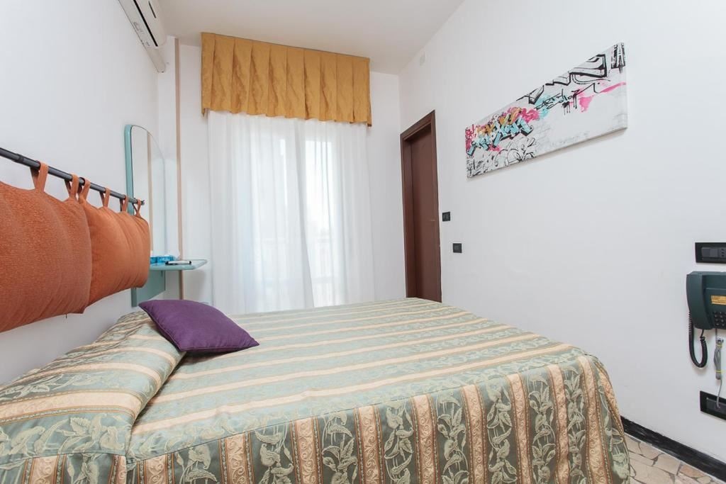 rooms-standard-room-lateral-sea-view-with-balcony-double-single-use