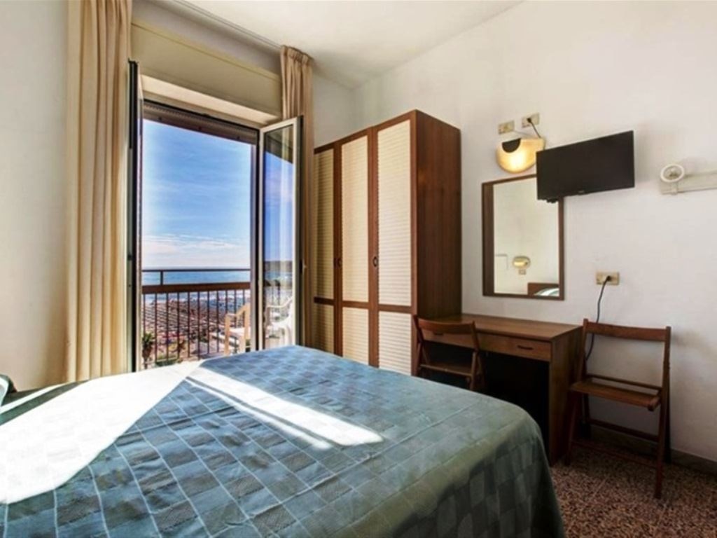 rooms-standard-room-lateral-sea-view-with-balcony