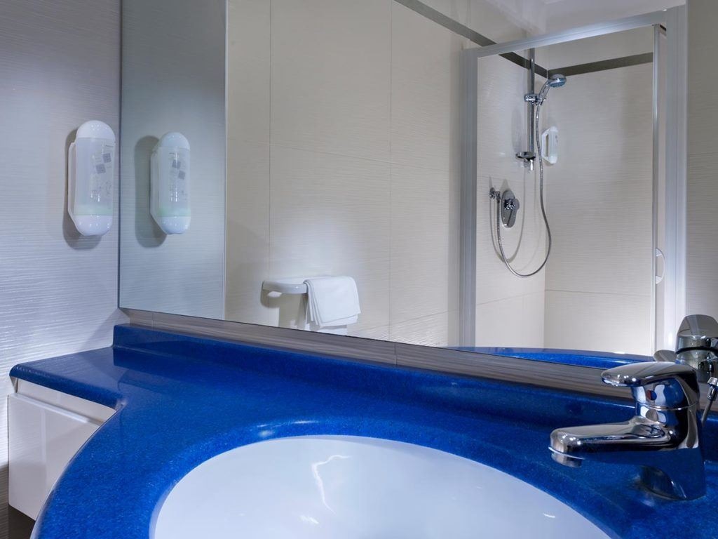 rooms-standard-room-lateral-sea-view-with-balcony