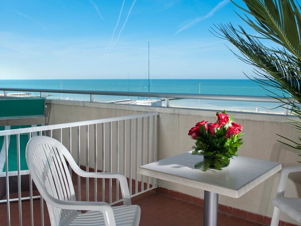 rooms-standard-room-lateral-sea-view-with-balcony