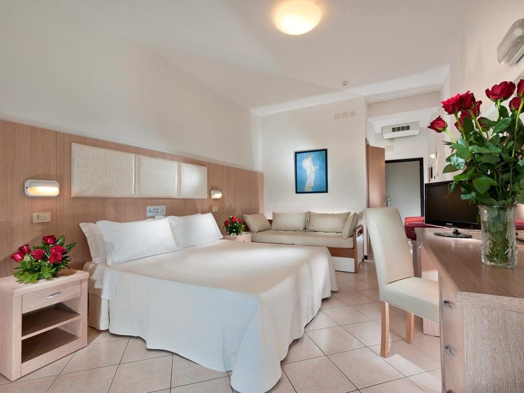 rooms-standard-room-lateral-sea-view-with-balcony-single-use