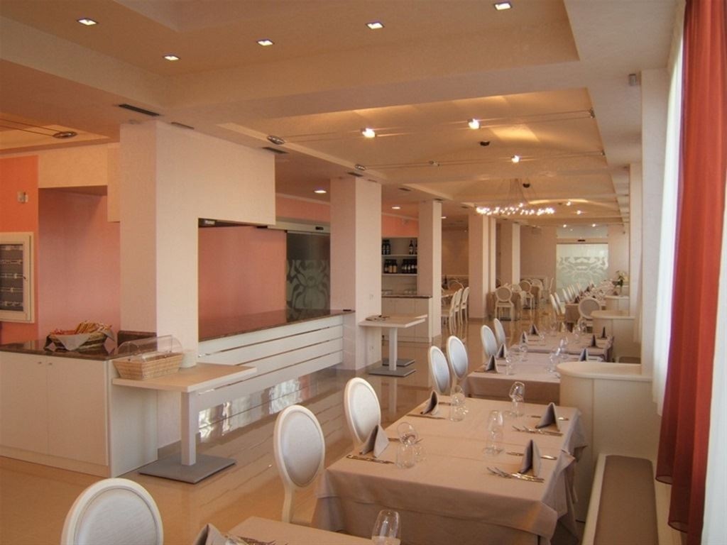 restaurants-restaurant