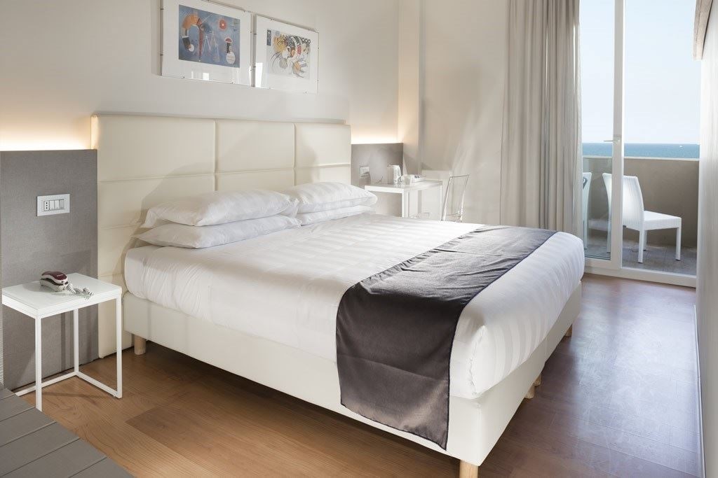 rooms-superior-room-lateral-sea-view-with-balcony