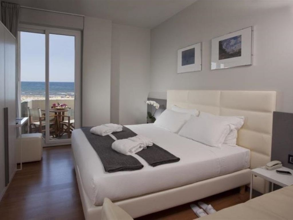 rooms-superior-room-lateral-sea-view-with-balcony