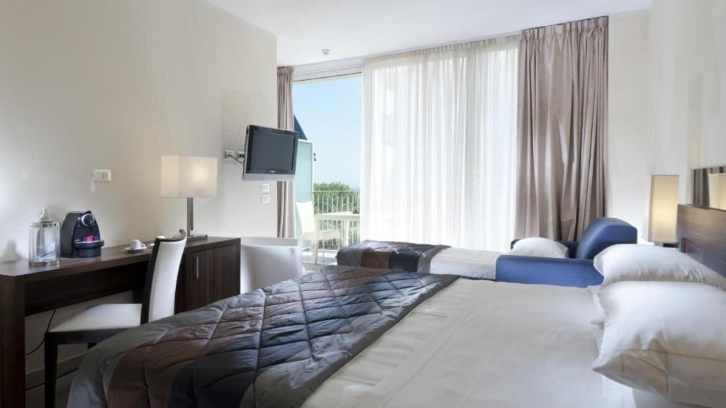 rooms-superior-room-lateral-sea-view-with-balcony