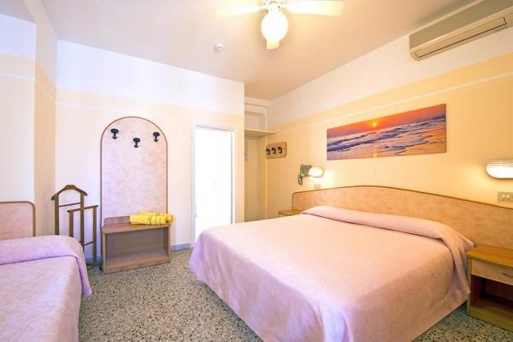 rooms-comfort-lateral-sea-view-with-balcony