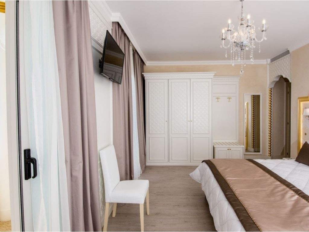 rooms-royal-room