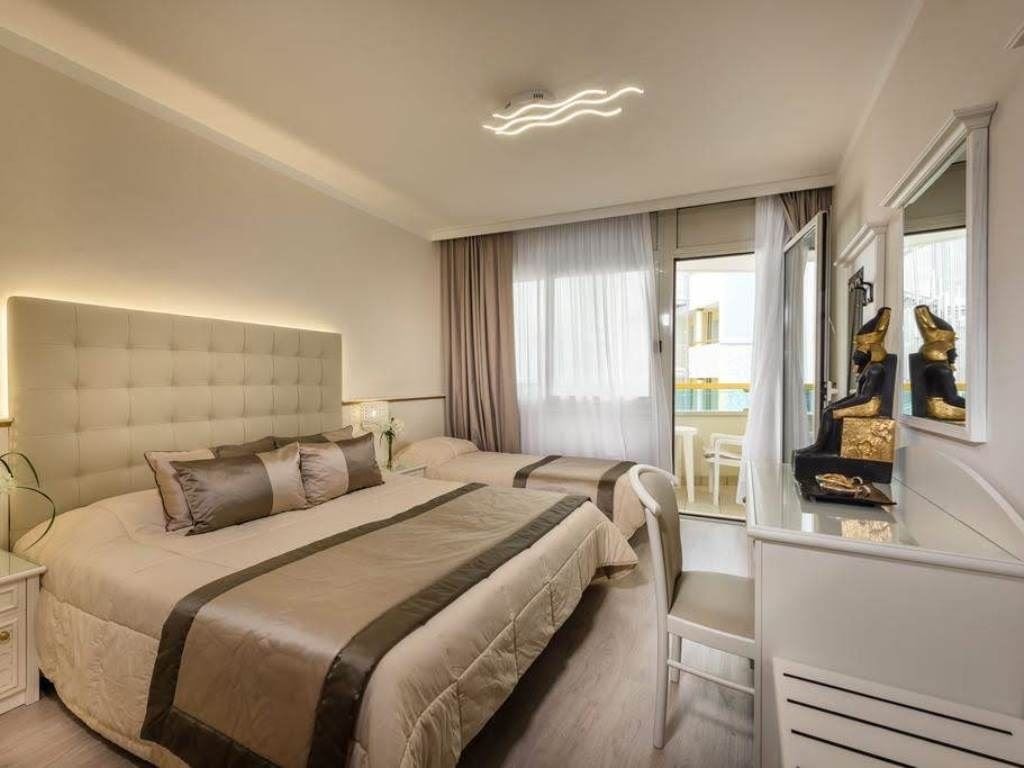 rooms-family-deluxe-room-front-sea-view