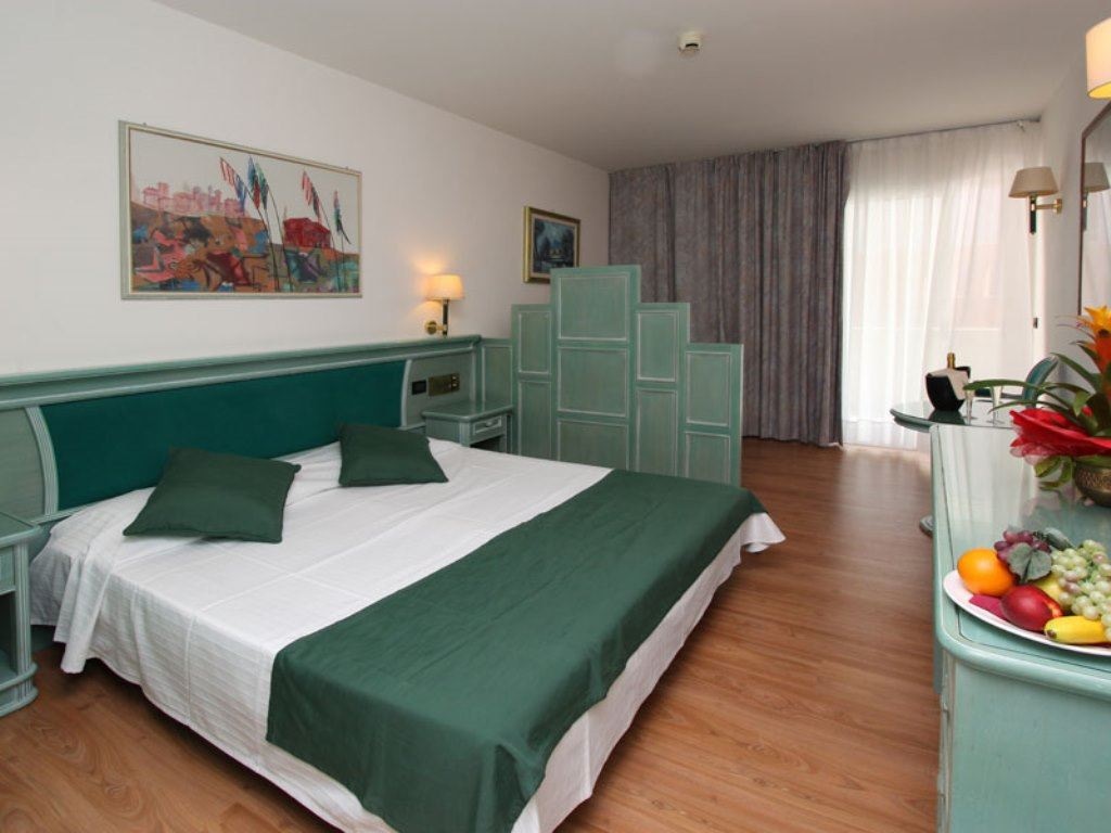 rooms-junior-suite-side-sea-view