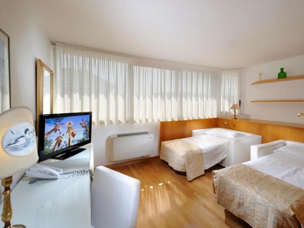 rooms-standard-balcony-side-sea-view