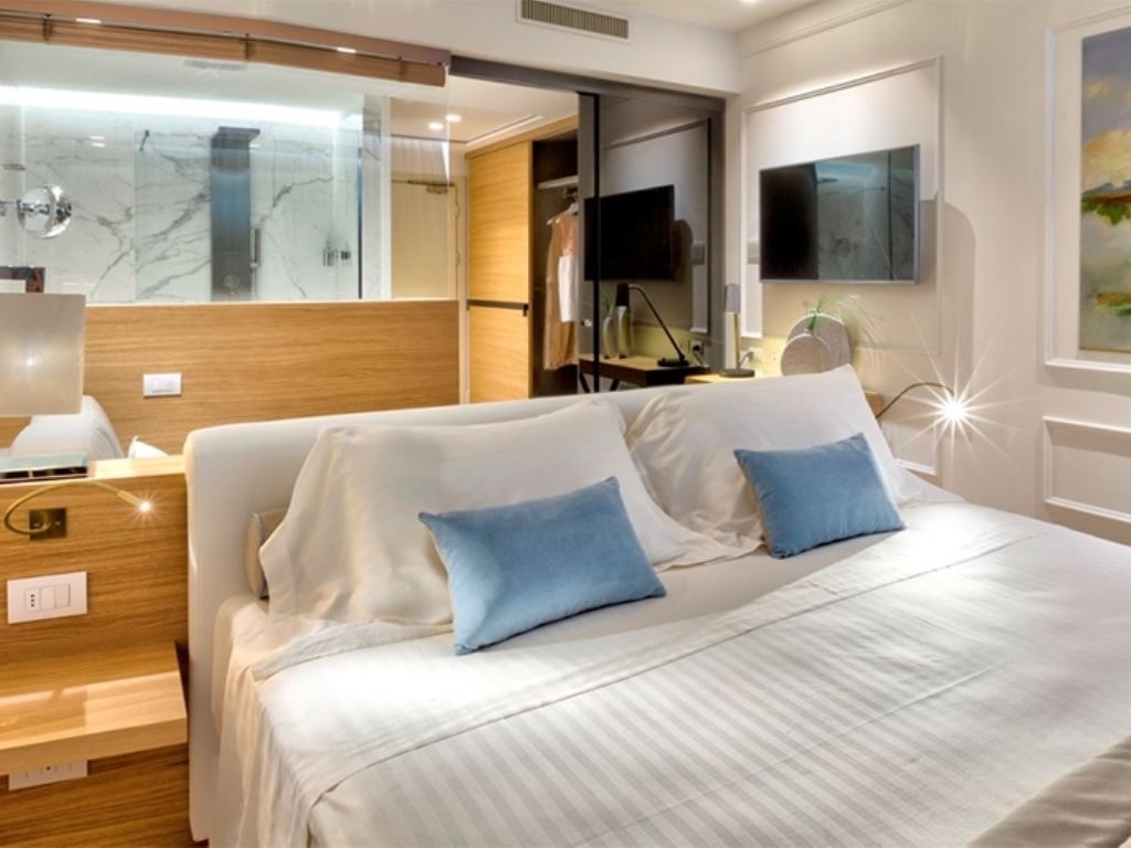 rooms-classic-room-single-lateral-sea-view-with-balcony