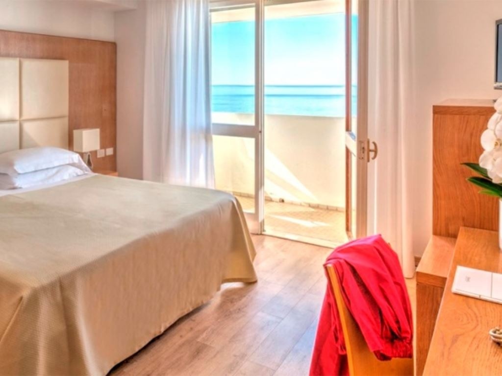 rooms-prestige-room-lateral-sea-view-with-balcony-double-single-use