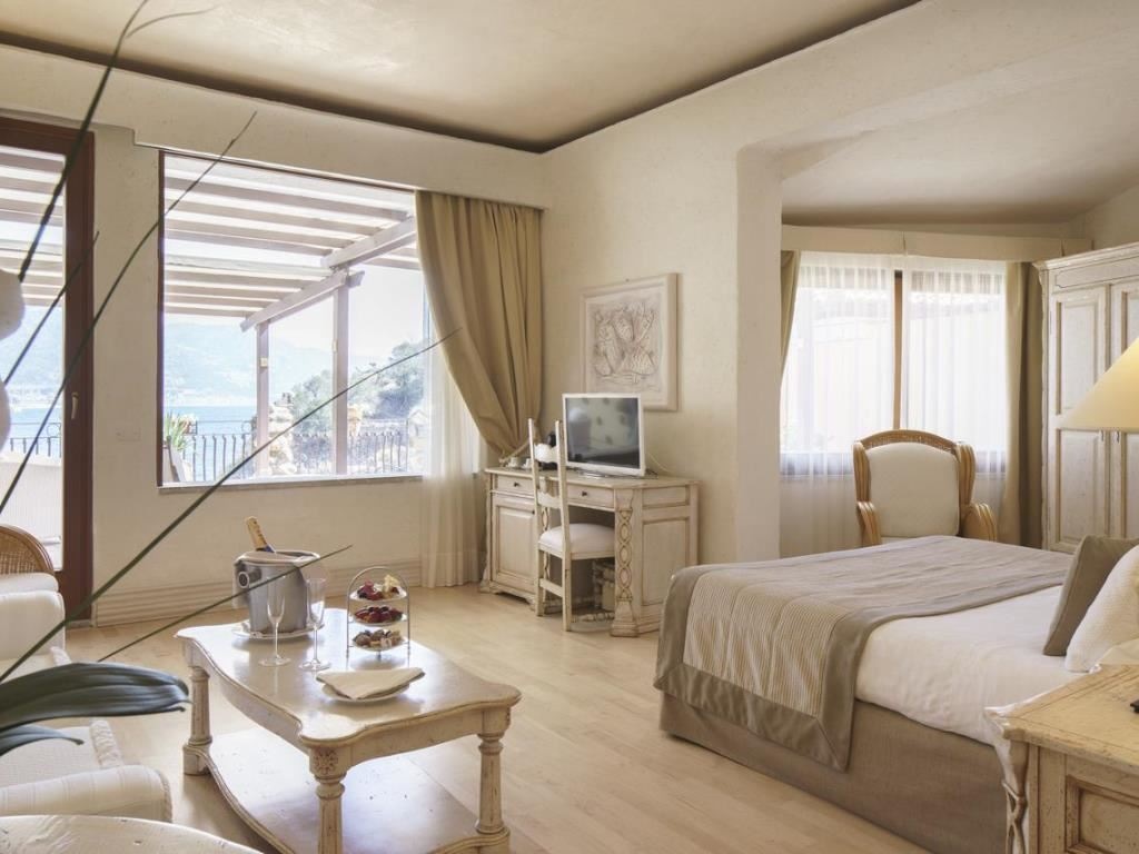 rooms-junior-suite-frontal-sea-view-with-balcony-or-terrace