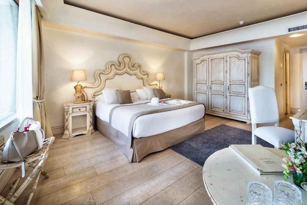 rooms-deluxe-room-frontal-sea-view-with-balcony-or-terrace