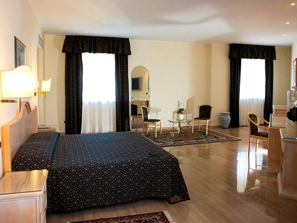 rooms-junior-suite-sea-view-with-balcony-or-terrace