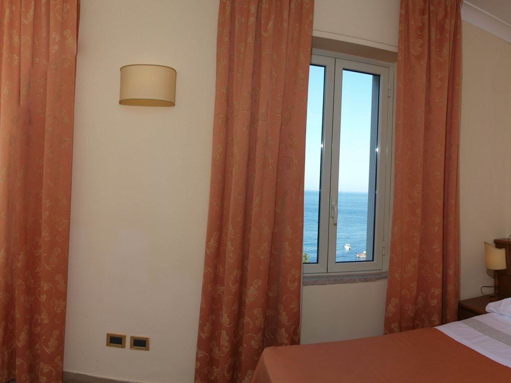 rooms-frontal-sea-view-room-with-balcony