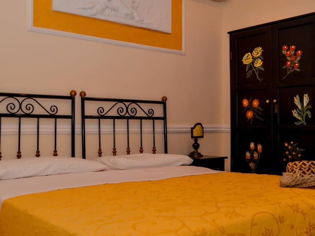 rooms-economy-room-internal-view-with-french-balcony