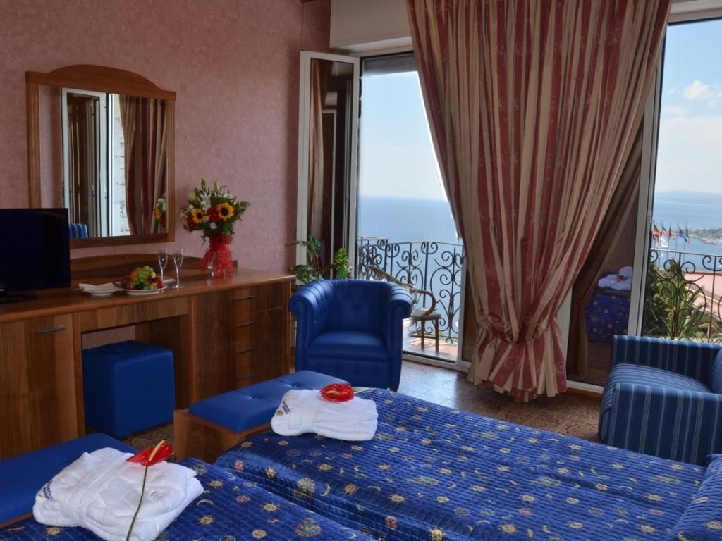 rooms-junior-suite-sea-view-with-balcony-or-terrace