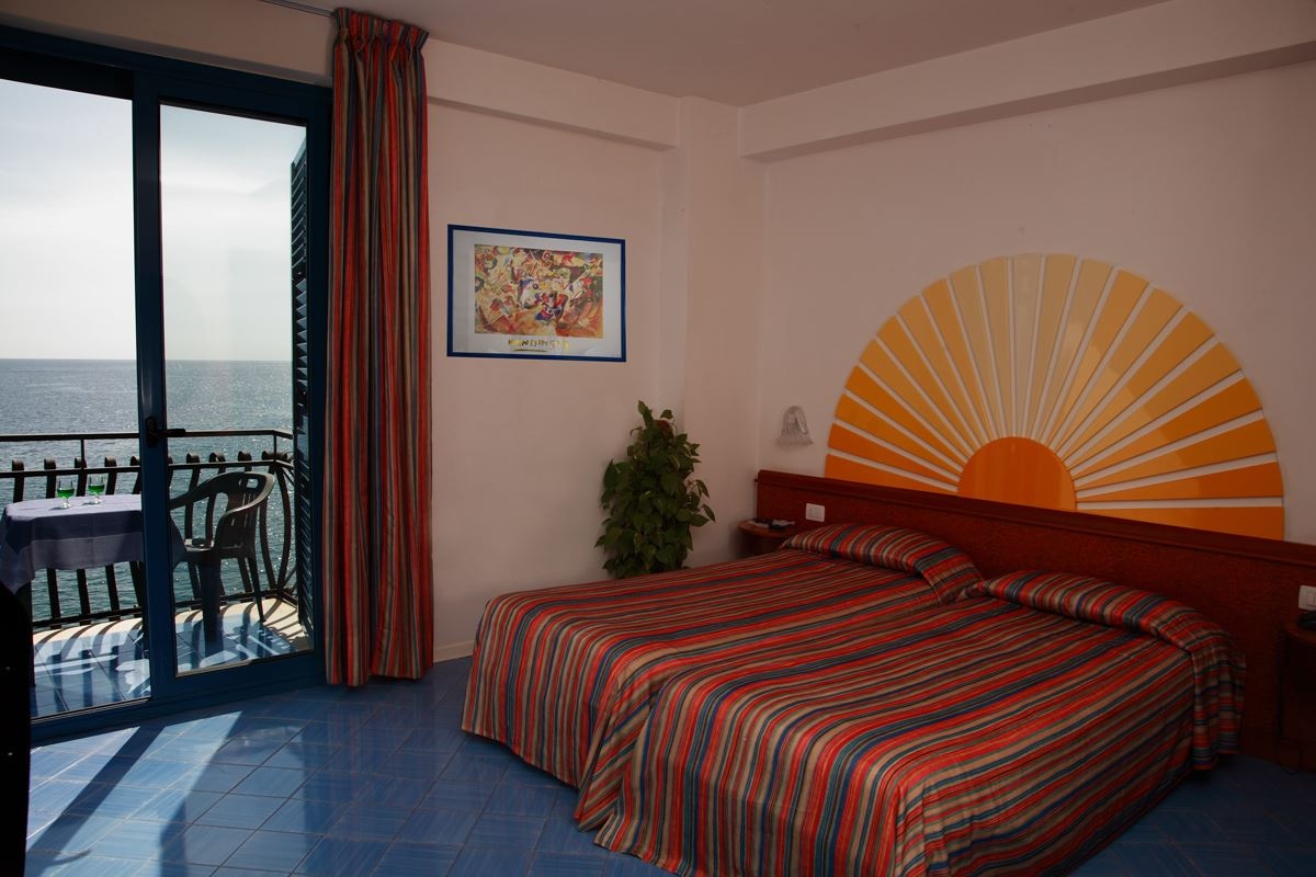 rooms-room-lateral-sea-view-with-balcony-or-terrace