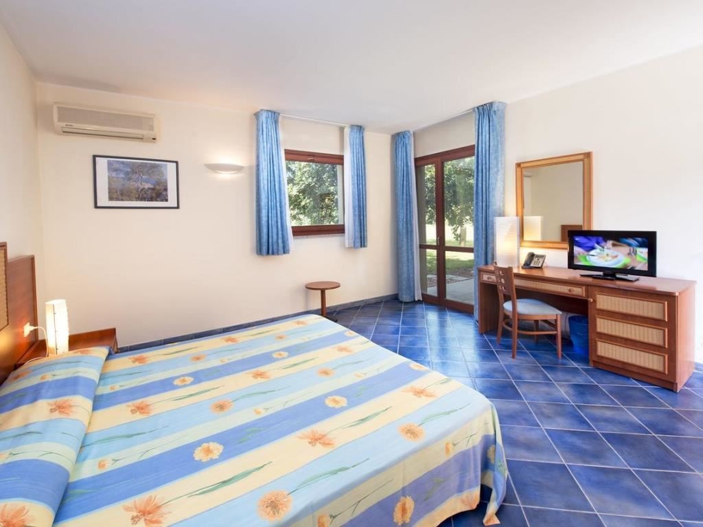 rooms-comfort-family-room-garden-view-with-patio-or-terrace