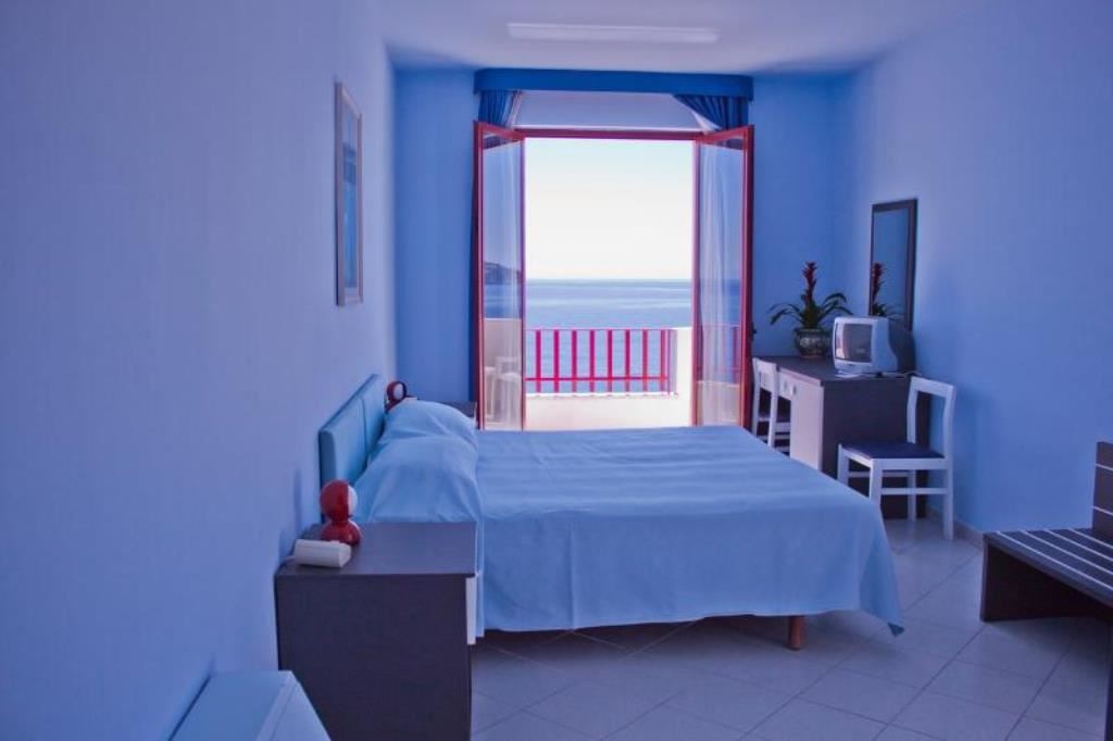 rooms-superior-room-sea-view-with-balcony