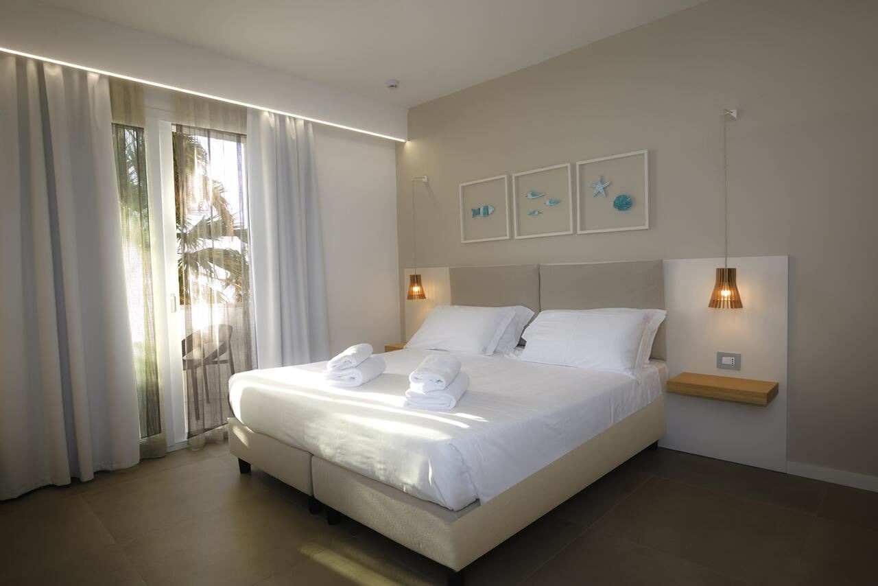 rooms-classic-room-lateral-sea-view-with-balcony