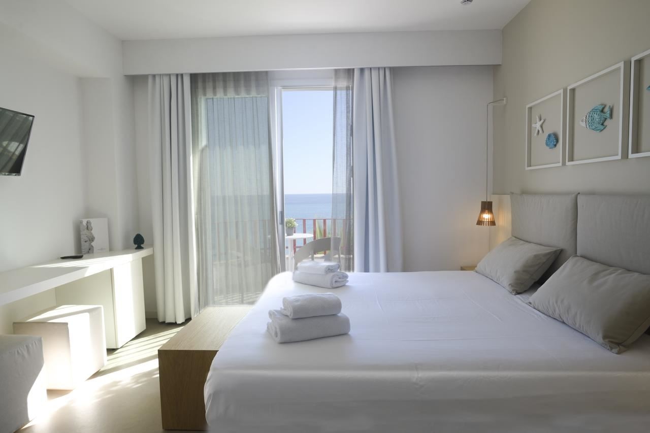 rooms-junior-suite-sea-view-with-balcony