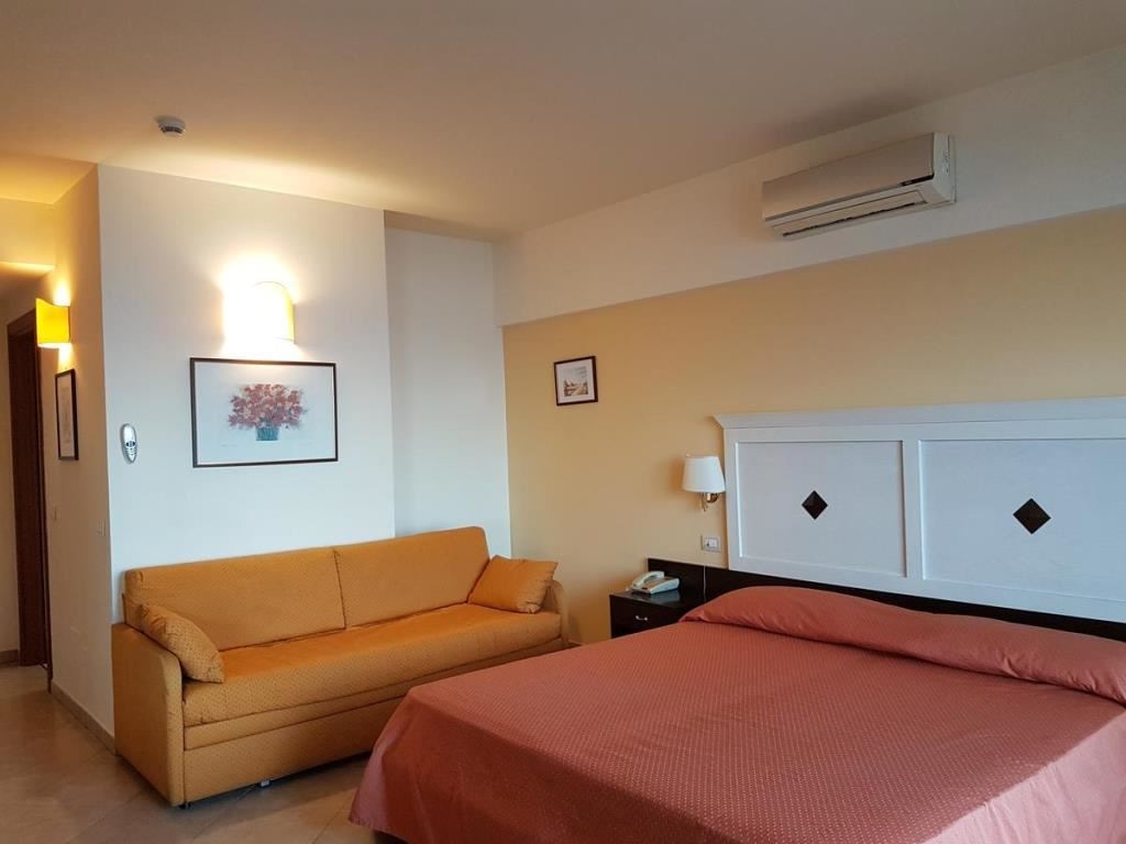 rooms-sea-view-room-with-balcony-34-pax