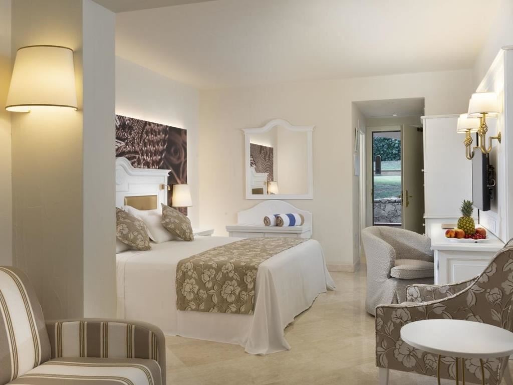 rooms-junior-suite-sea-side-with-balcony-or-terrace