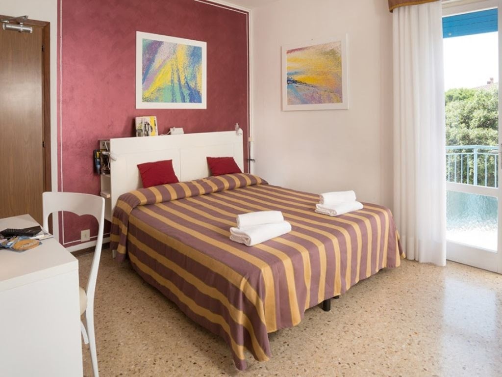 rooms-standard-room-balcony-side-sea-view