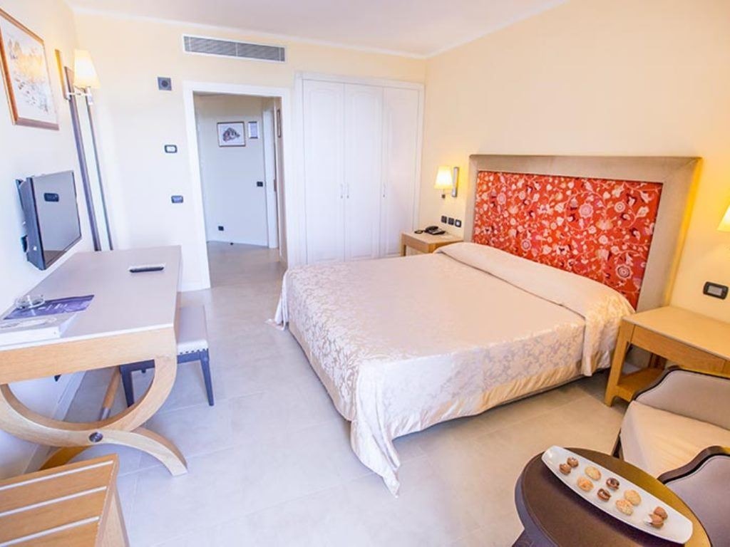 rooms-club-room-with-balcony-or-terrace