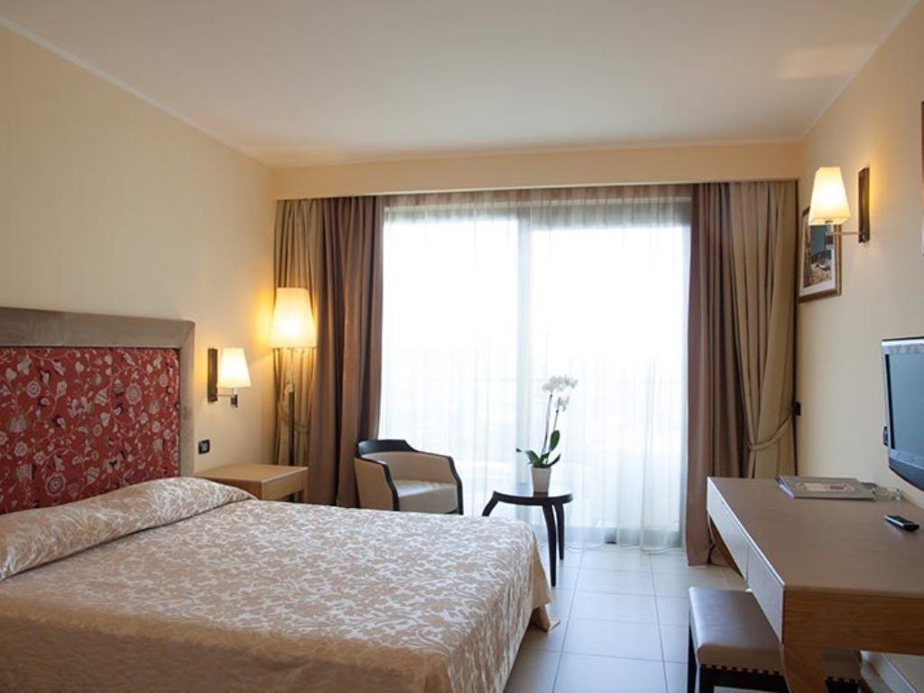 rooms-club-room-with-balcony-or-terrace-double-single-use