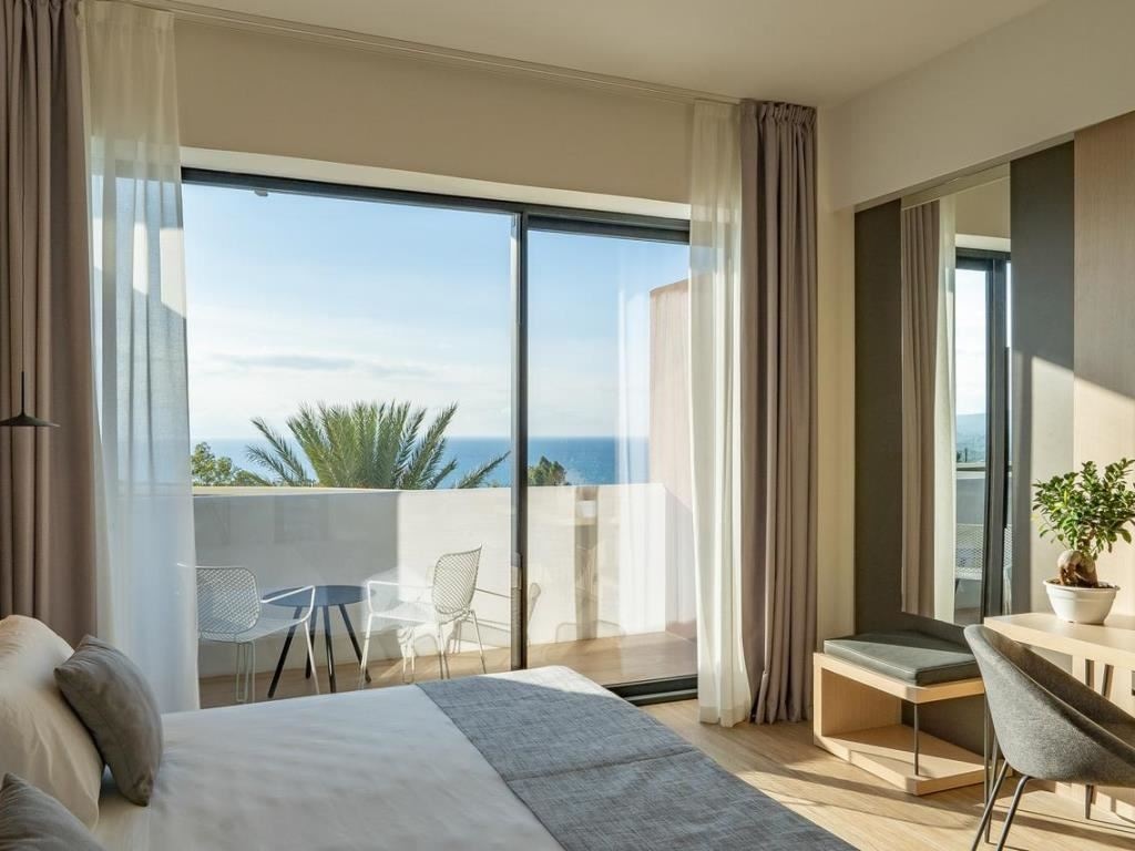 rooms-superior-room-sea-view-with-balcony-4-pax