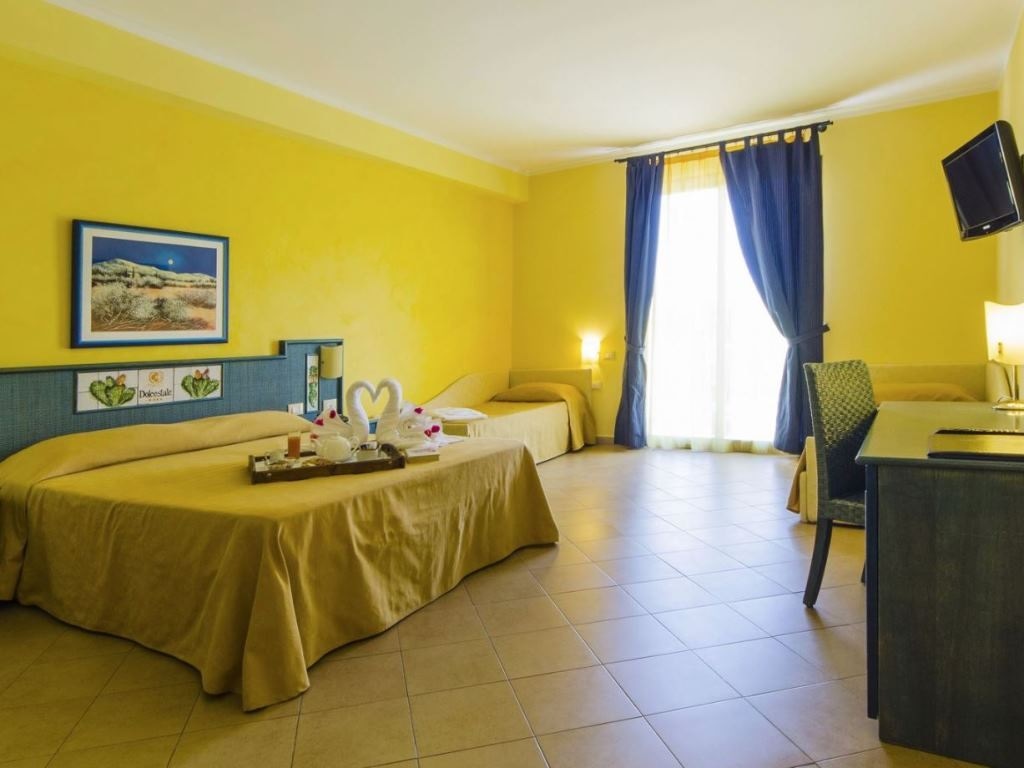 rooms-classic-room-with-balcony-4-pax
