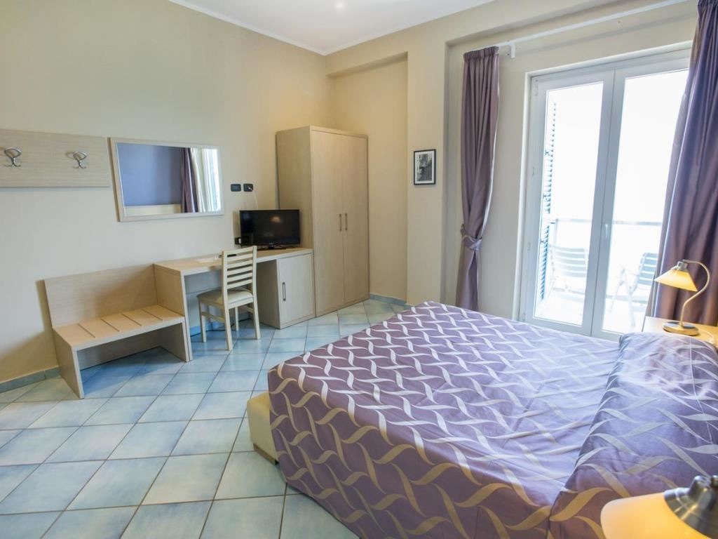 rooms-superior-room-lateral-sea-view-with-balcony-or-terrace-double-single-use