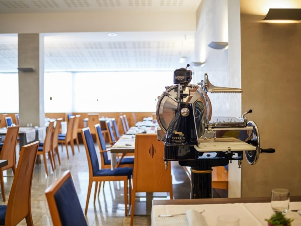 restaurants-restaurant