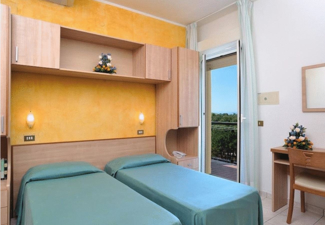 rooms-standard-room-lateral-sea-view-with-balcony