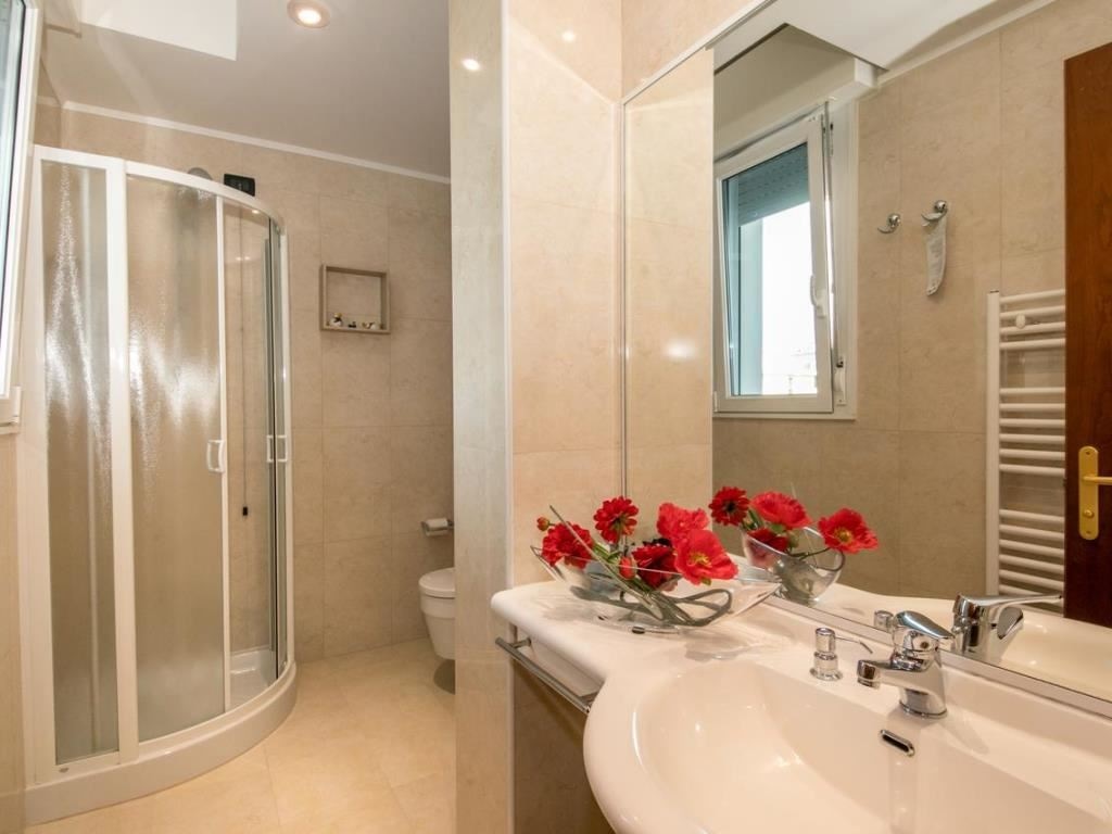 rooms-comfort-room-balcony-front-sea