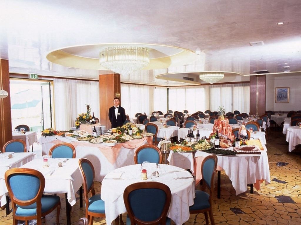 restaurants-restaurant