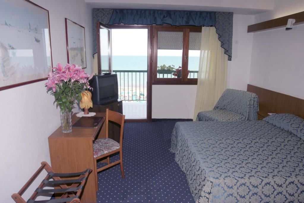 rooms-single-room-balcony-side-sea-view