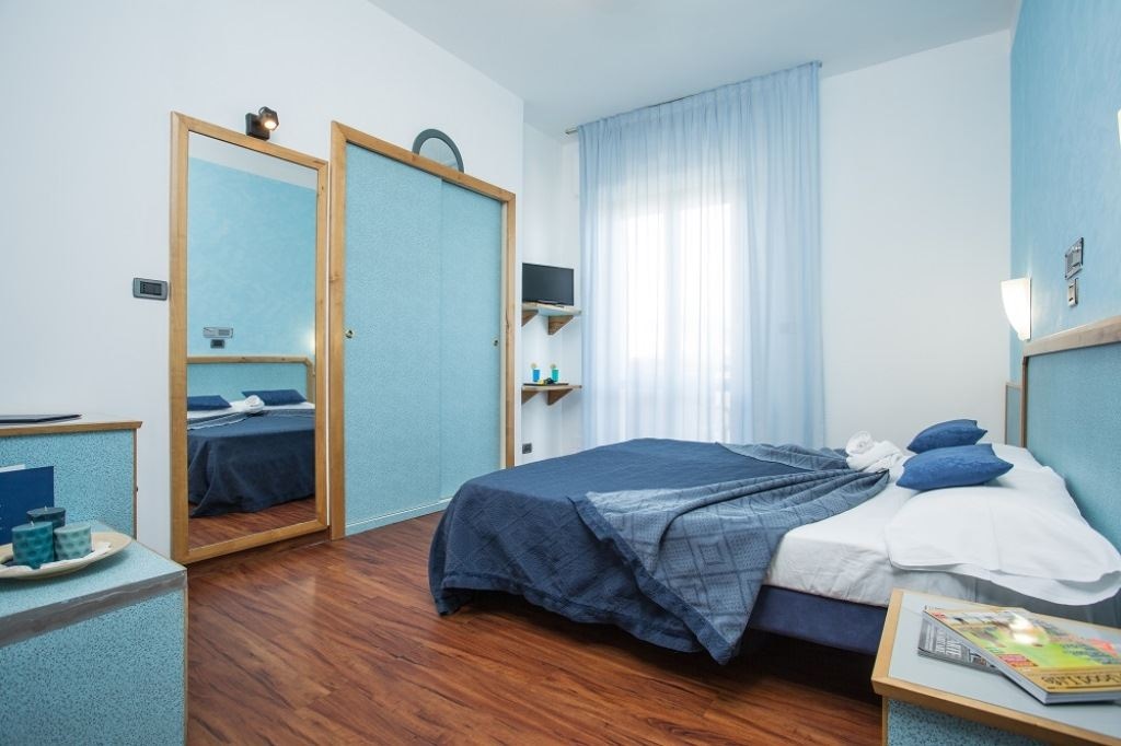 rooms-classic-room-lateral-sea-view-with-balcony