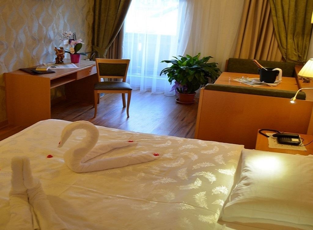 rooms-stella-alpina-room-with-balcony-4-pax