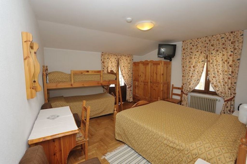 rooms-standard-double-room-4-pax