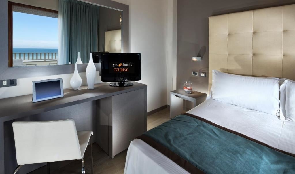 rooms-single-classic-room-lateral-sea-view-with-balcony