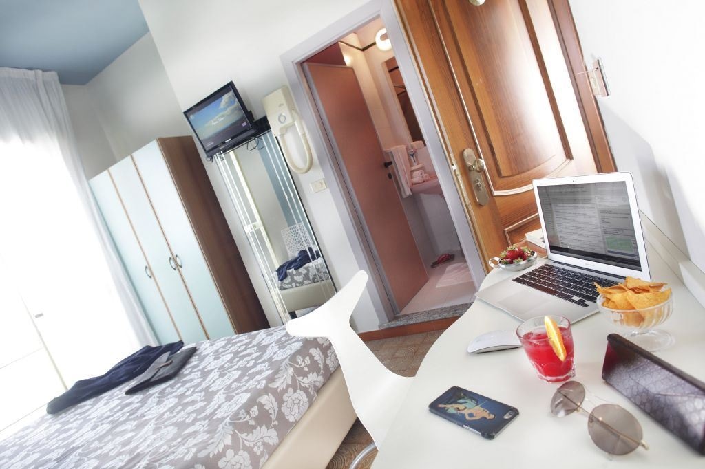 rooms-standard-room-lateral-sea-view-with-balcony