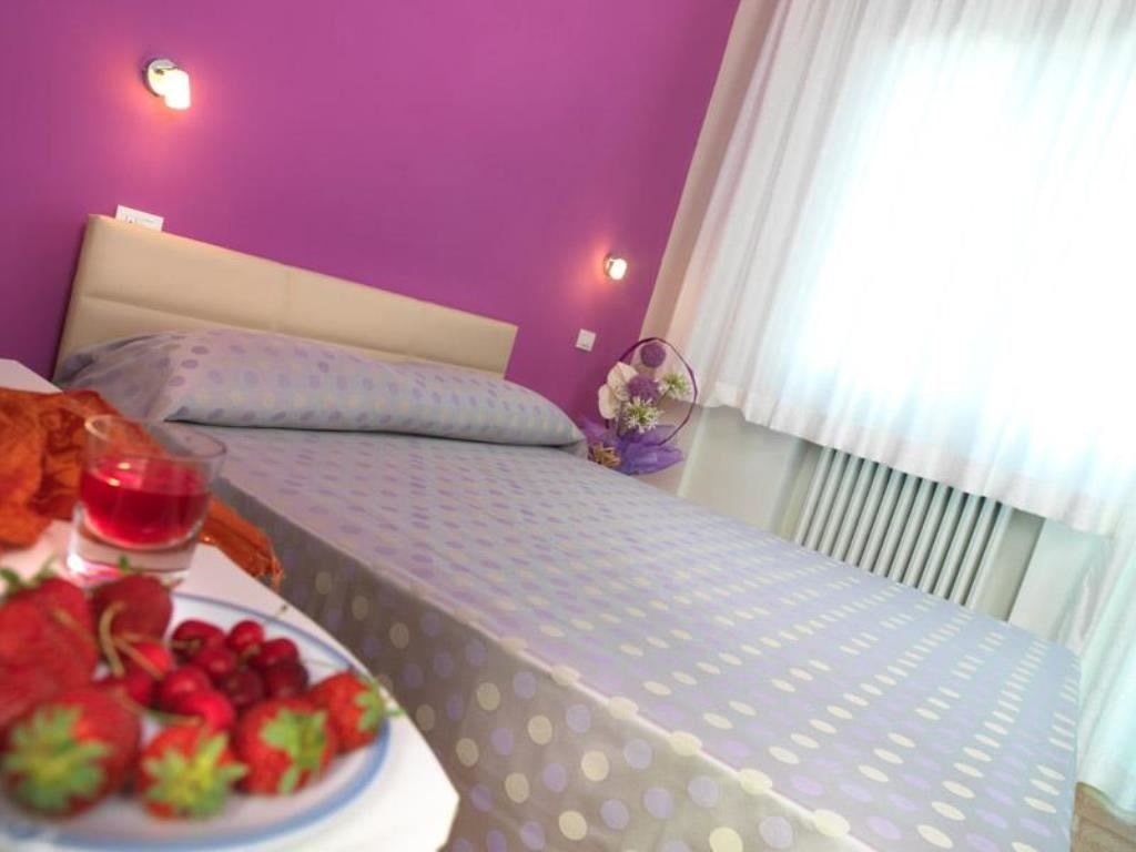 rooms-standard-room-lateral-sea-view-with-balcony-single-use