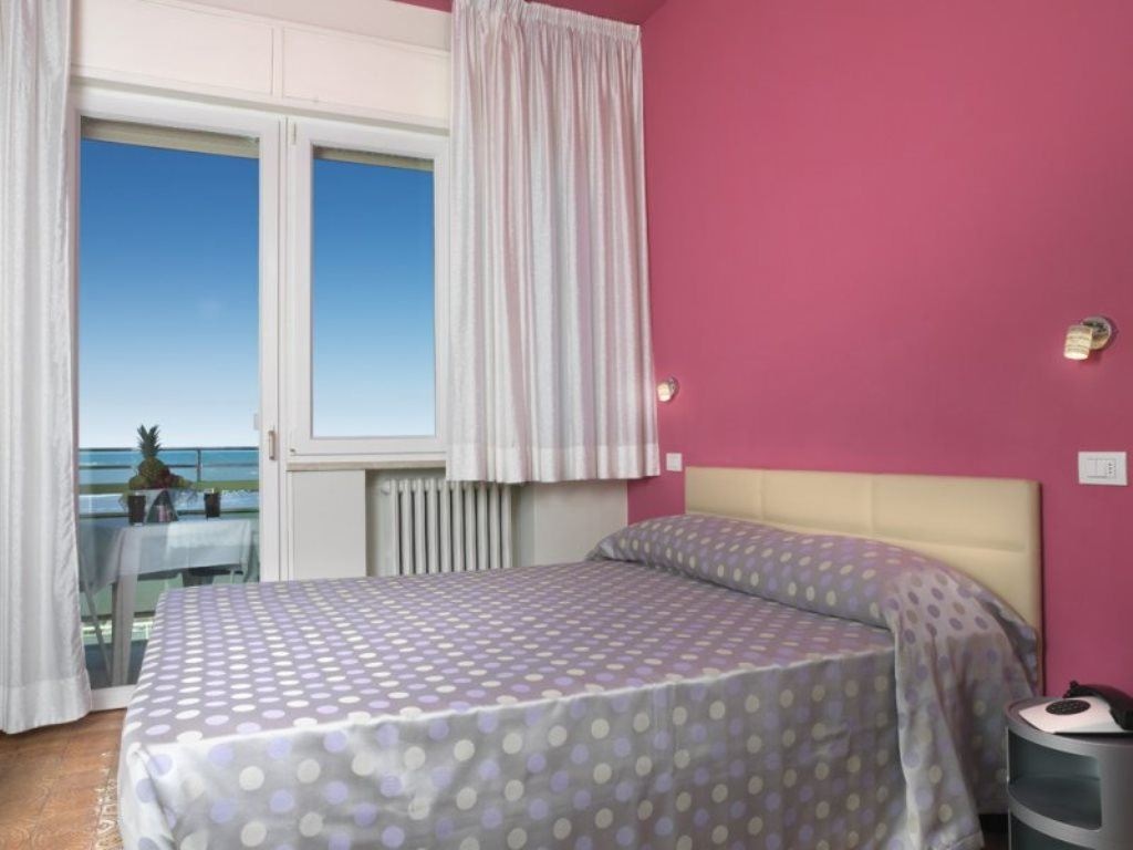 rooms-standard-room-frontal-sea-view-with-balcony-single-use