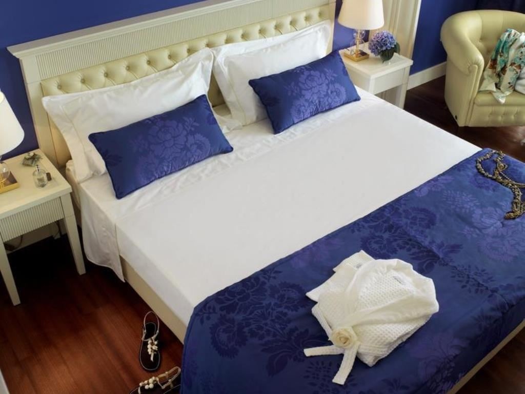 rooms-executive-room-frontal-sea-view-with-balcony