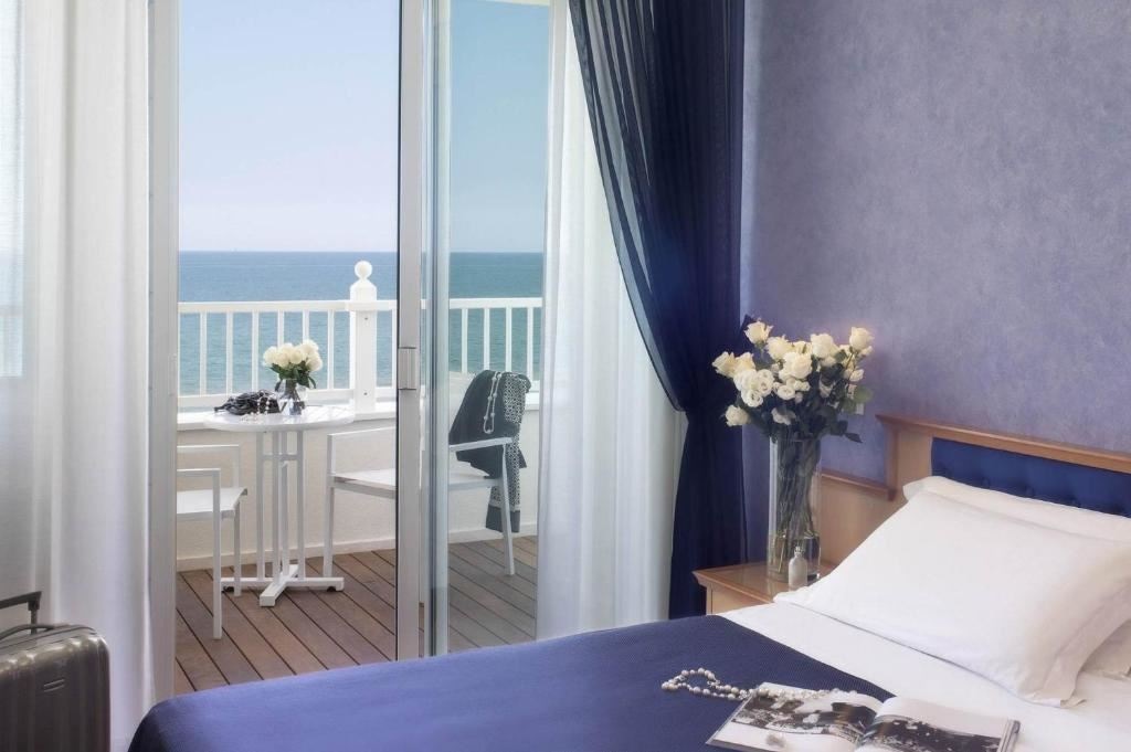 rooms-executive-room-frontal-sea-view-with-balcony-double-single-use