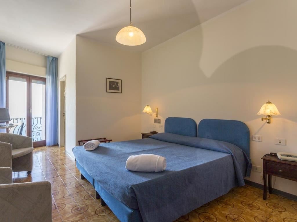 rooms-classic-room-etna-and-sea-view-with-balcony-or-terrace